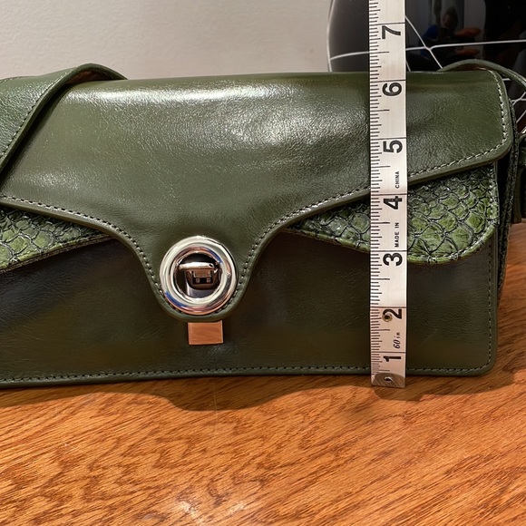 Green vegan leather shoulder purse unique hardware - Picture 16 of 16
